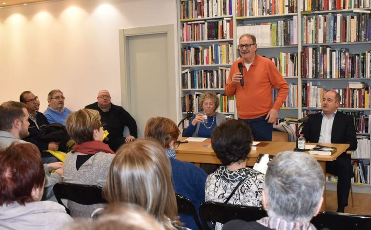 El alcalde destaca que la nueva novela de Antonio Martínez describe a Albacete como “un lugar al que querer, visitar y recorrer o al que recordar y volver”