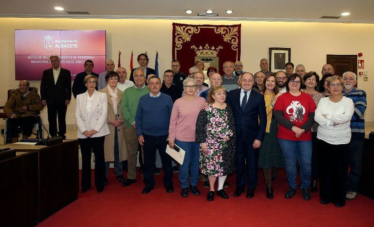 Medio centenar de trabajadores municipales de Albacete ya jubilados reciben la navaja de la ciudad