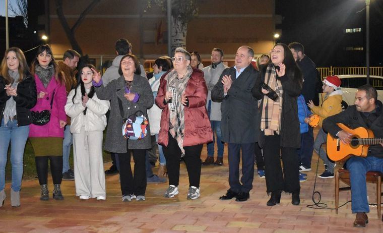 El alcalde celebra que el barrio Polígono San Antón ya disfrute de la mejorada plaza de la calle Carmen Ibáñez, con pavimento renovado y una zona de juegos infantiles