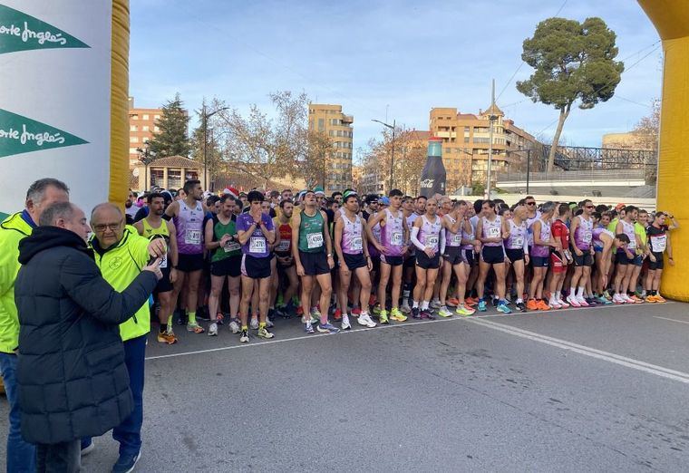 Más de 7.000 personas han participado en la tradicional carrera San Silvestre, que este año ha estrenado recorrido con salida y llegada en el Recinto Ferial