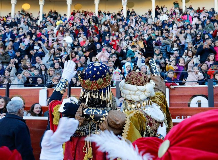 Unas 8.000 personas han acudido a la Plaza de Toros a ver la llegada de los Reyes Magos y el espectáculo previo