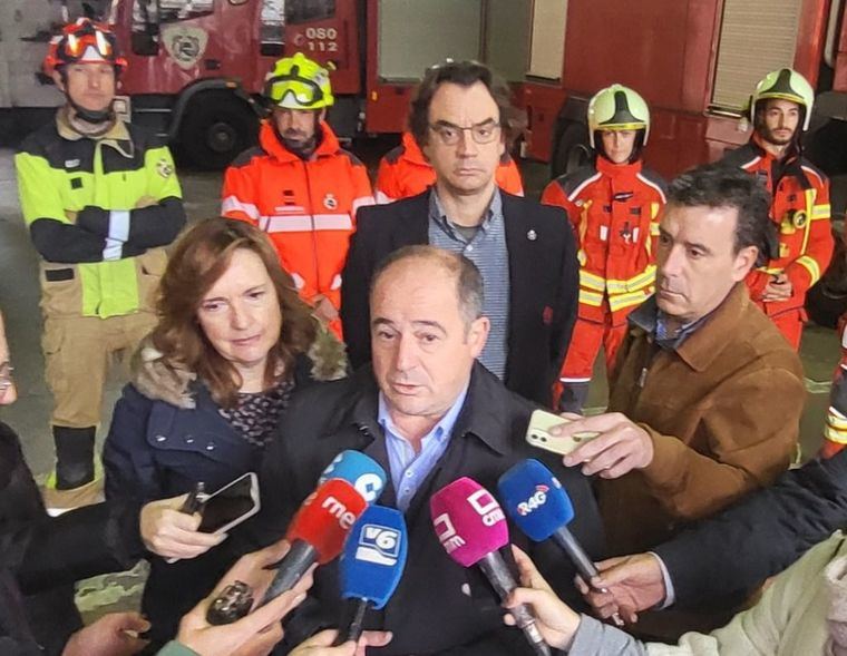 El alcalde de Albacete presenta el nuevo vehículo y equipos de protección de los bomberos “dentro de nuestro compromiso de cuidar a quien nos cuida”