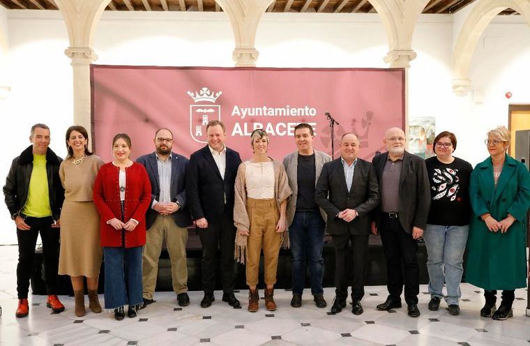 El alcalde de Albacete transmite el apoyo de la ciudad a Karmento en su camino a la final del ‘Benidorm Fest 2023’