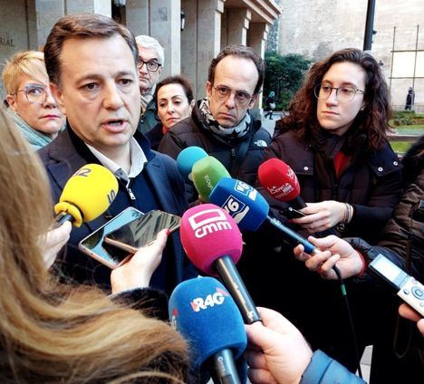 Manuel Serrano exige convocar un pleno extraordinario para que Sáez dé explicaciones sobre las presuntas filtraciones de exámenes en las oposiciones del Ayuntamiento a cargos socialistas