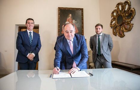 El alcalde de Albacete firma un convenio con la Junta para la remodelación integral de la calle Hermanos Jiménez y la implantación del carril bici
