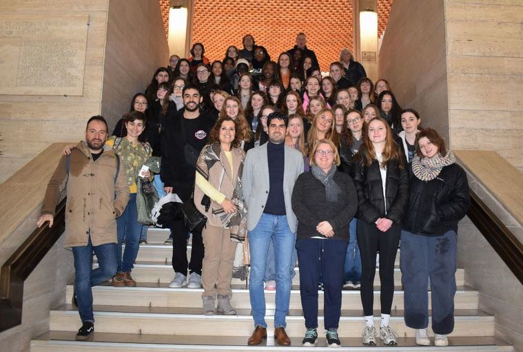 El concejal de Educación, José González, recibe al alumnado del IES Amparo Sanz y del instituto inglés Stroud