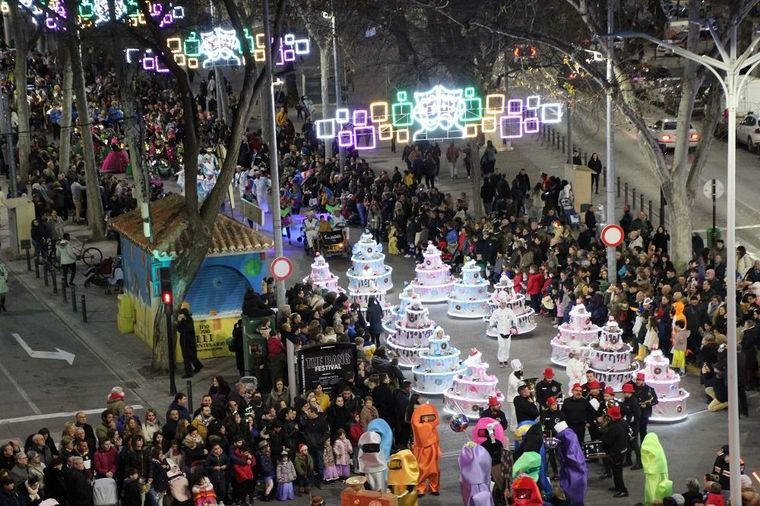 Casi medio millar de participantes han llenado de color y alegría las calles de Albacete en el desfile de Carnaval