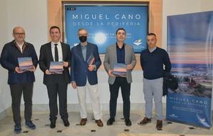 Cabañero inaugura la exposición ‘Desde la periferia’ del pintor albacetense Miguel Cano convertida en un homenaje a "este gran maestro"