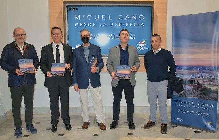 Cabañero inaugura la exposición ‘Desde la periferia’ del pintor albacetense Miguel Cano convertida en un homenaje a 'este gran maestro'