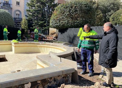 El alcalde visita las obras de remodelación de la fuente del Altozano