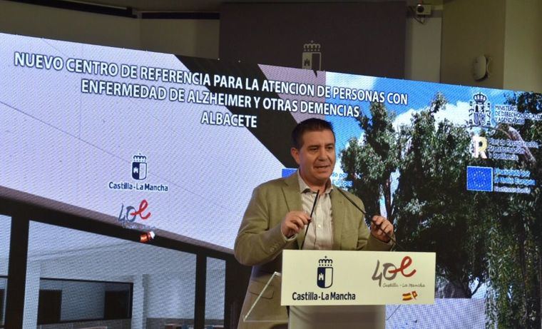 Cabañero señala que el futuro Centro de Referencia para la atención de personas con Alzheimer es “una merecida recompensa al trabajo, cien por cien, comprometido de AFA Albacete”