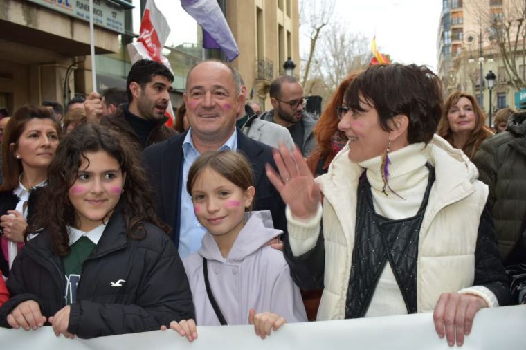 El alcalde ha asistido a la manifestación, organizada por la Coordinadora 8-M, con motivo del Día Internacional de las Mujeres
