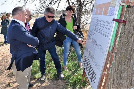 El alcalde coloca la primera piedra de las 88 viviendas de promoción pública del nuevo barrio del Sector 10