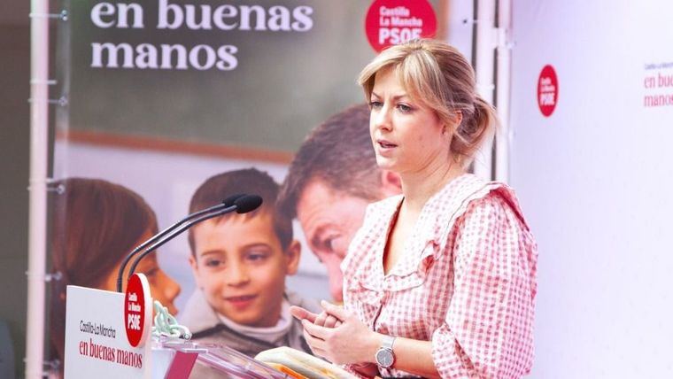 Foto: La portavoz del PSOE en las Cortes de Castilla-La Mancha, Ana Isabel Abengózar,en la comparecencia que ha ofrecido en la sede de los socialistas en Toledo
