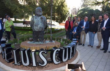 La emotiva inauguración de la escultura en honor a José Luis Cuerda en Albacete