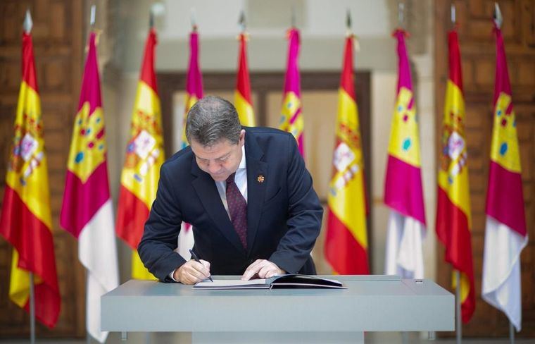 Page firma el decreto de convocatoria de elecciones para el 28M, que arranca el cronómetro para la XI Legislatura