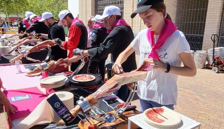 Jamón solidario. Apoyo a la investigación contra el cáncer en la V Concentración de ACEPAIN con 70 cortadores de jamón y 75 voluntarios