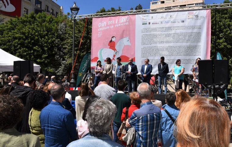 El alcalde de Albacete invita a celebrar el Día Internacional del Libro en la Plaza del Altozano