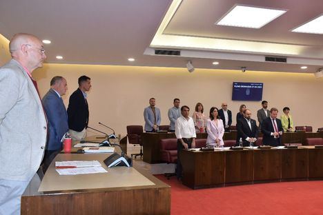 El Pleno del Ayuntamiento de Albacete correspondiente al mes de abril ha empezado con un minuto de silencio, como gesto de condena y rechazo a la violencia machista