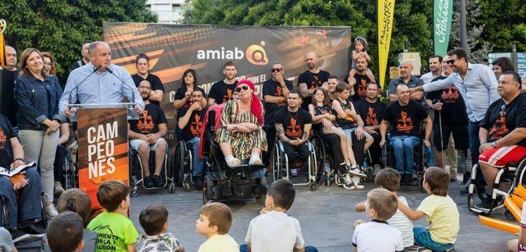 Jugadores del BSR Amiab Albacete celebran su victoria como campeones de Europa junto a autoridades locales y seguidores
