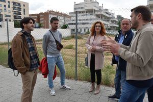 Emilio Sáez cierra los detalles del 'skatepark' del barrio de Imaginalia con el colectivo de 'skaters', una instalación que se llamará 'Jonathan Martínez'