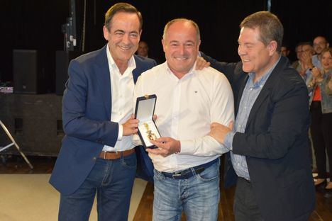 Emilio Sáez recibe la Medalla de Oro de Castilla-La Mancha entregada a José Bono en 2004: 