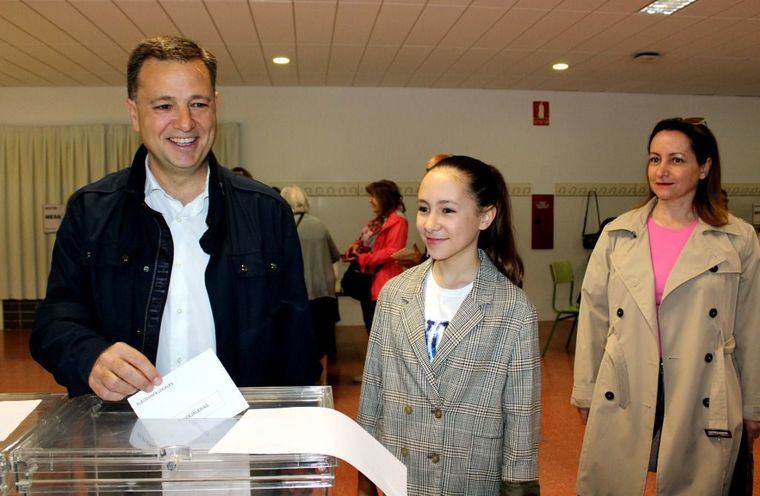 Manuel Serrano asegura sentirse “tranquilo, confiado y muy motivado” tras ejercer su derecho al voto en esta “gran fiesta de la democracia” en la que espera que la participación sea muy elevada