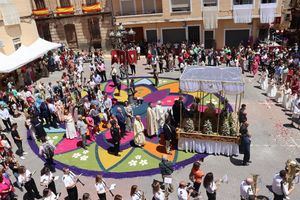 Las alfombras de serrín congregan a más de 12.000 personas en Elche de la Sierra