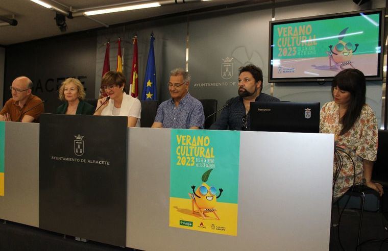 La concejala de Cultura, Elena Serrallé, presenta las actividades del ‘Verano Cultural’ que ha dejado programadas el anterior concejal y vicealcalde, Vicente Casañ