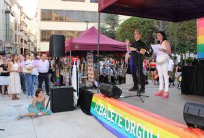 Gala de la Calzada reivindica la defensa de los derechos del colectivo LGBTIQA+ durante la concentración celebrada en el Altozano con motivo del Día Internacional del Orgullo