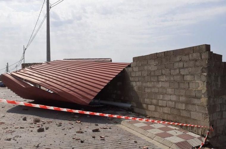 Sucesos.- El viento desprende el tejado de cinco viviendas en Cenizate (Albacete) y obliga a desalojarlas