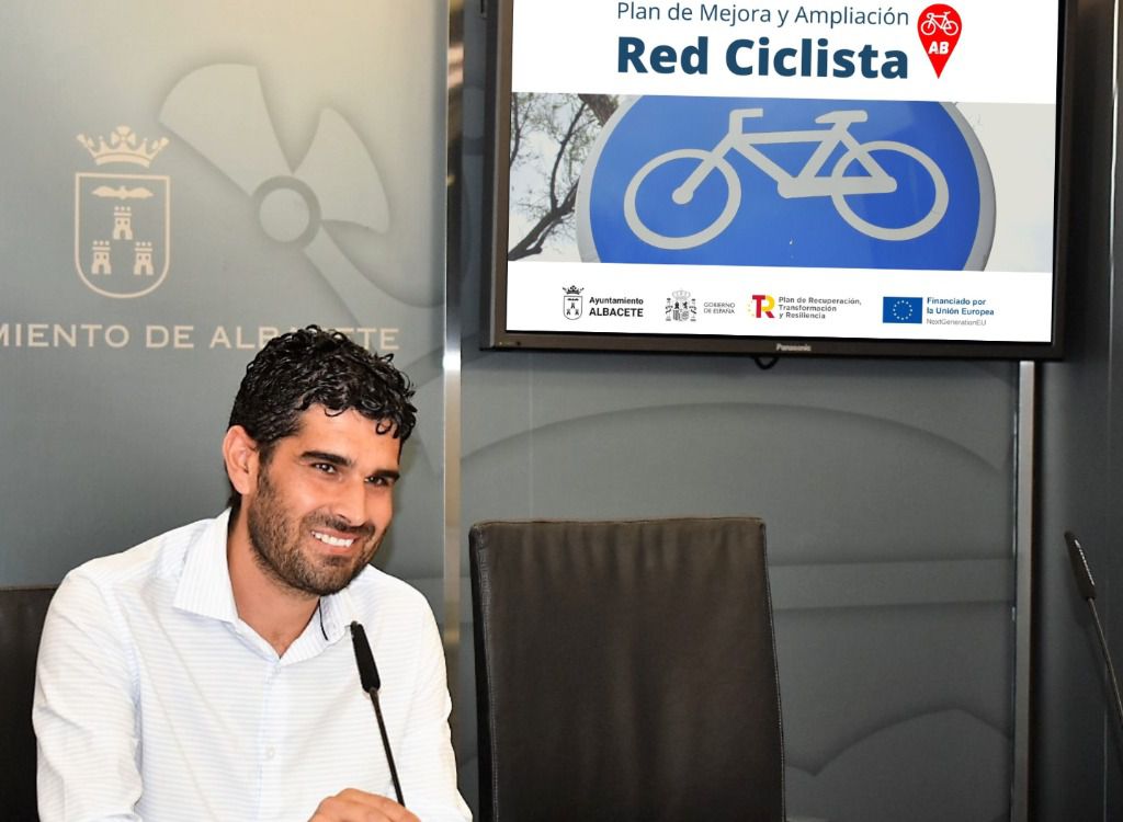 José González confía en que se busque una alternativa técnica que garantice la viabilidad del carril-bici del entorno educativo de la avenida del Teatro