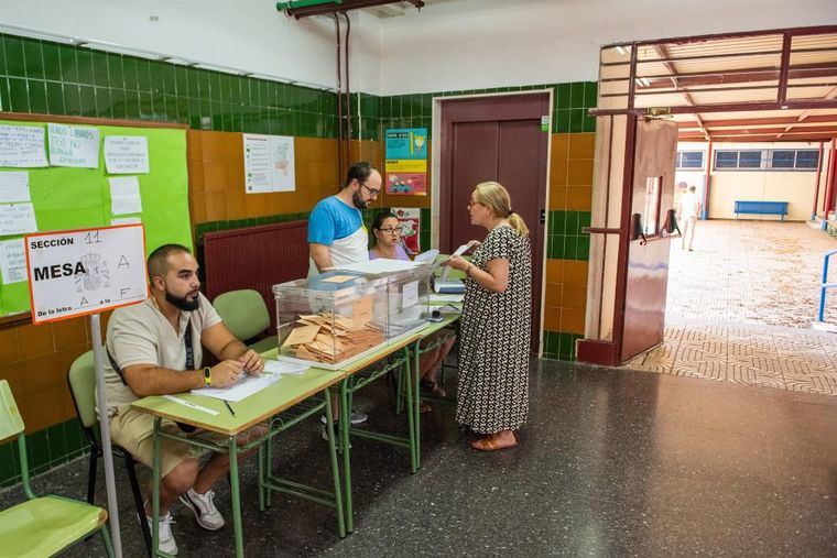 El PP gana en las cinco provincias de Castilla-La Mancha, el PSOE resiste y Vox retrocede