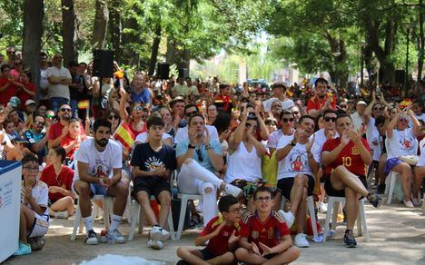 La afición albaceteña jaleó a las campeonas en su histórica victoria del Mundial, gracias a la pantalla gigante instalada por el Ayuntamiento