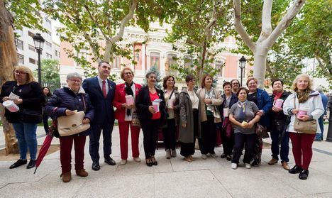 Santi Cabañero recoge el Premio Pentesilea 2023 con el que AMAC ha reconocido a la Diputación de Albacete por el apoyo constante a su causa