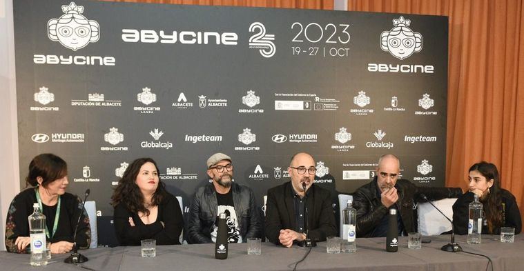  Luis Tosar y Carolina Yuste, 'muy felices' por recibir sus premios en Abycine