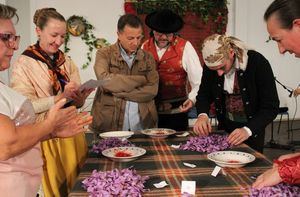 El alcalde muestra su apoyo al folklore y la tradición en el Festival de la Rosa del Azafrán celebrado en Santa Ana