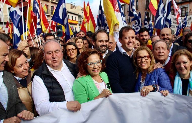 Miles de personas salen a calles de Castilla-La Mancha convocadas por PP para mostrar su rechazo a amnistía y pedir a Page que la pare