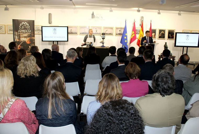 Manuel Serrano recibe a los embajadores del Comité Político y de Seguridad de la UE y les traslada que “Albacete es una ciudad orgullosa de su españolismo y europeísmo”