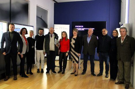 Lucrecia Rodríguez de Vera agradece a APRECU que siga enriqueciendo los fondos del Museo de la Cuchillería de Albacete con una nueva donación de 18 piezas