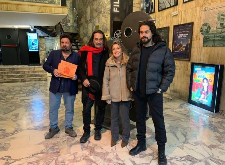 Lucrecia Rodríguez de Vera reitera el compromiso del Ayuntamiento de Albacete con el cine y la cultura durante la proyección de la película ‘El embrujo de Quijat’