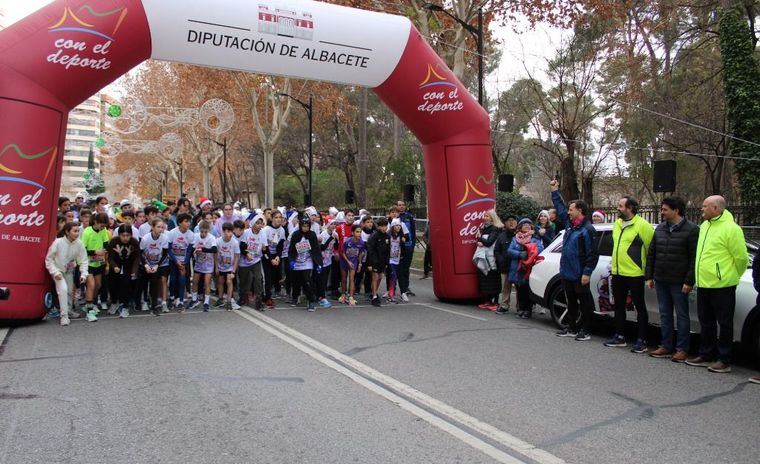 Manuel Serrano desea a los albaceteños un nuevo año 2024 cargado de salud y prosperidad durante la XVIII Carrera Popular San Silvestre 