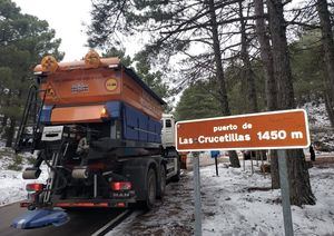 La Diputación de Albacete esparce 25.000 kilos de sal para prevenir las heladas en la red de carreteras provinciales
