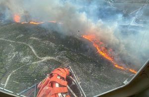 Sucesos.- Los bomberos trabajan en la extinción de un incendio en el paraje de Las Minas en Hellín