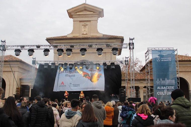 El alcalde asegura que el Jueves Lardero ha sido “el mejor prólogo para las mejores fiestas de Carnaval, con más de 15.000 personas disfrutando de las actividades”