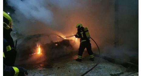 Sucesos.- Los bomberos trabajan en la extinción de un incendio en un desguace de vehículos de Albacete