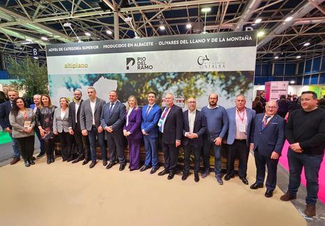 Santiago Cabañero inaugura el estand de la Diputación de Albacete en la World Olive Oil Exhibition 2024
