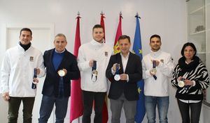 Manuel Serrano felicita al Club Natación de Albacete tras proclamarse campeones del mundo en Relevos