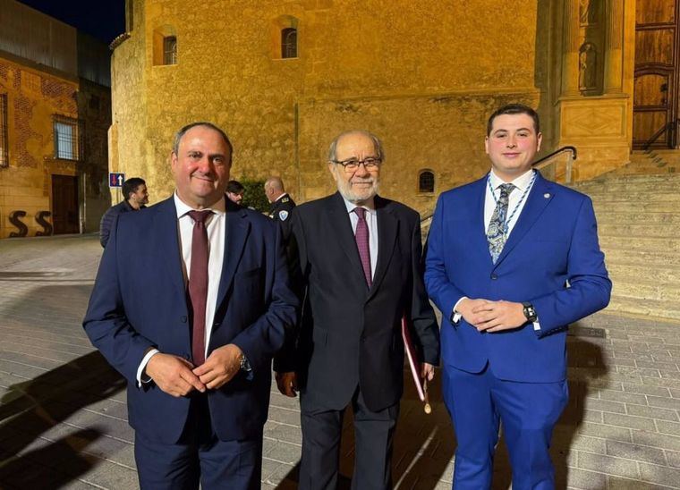 Foto. Martínez Lizán ensalza el valor religioso y cultural de la Semana Santa de Hellín que contribuye a dinamizar la economía.