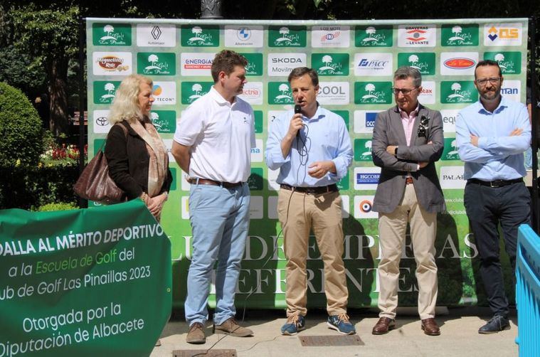 El alcalde felicita al Club de Golf por su iniciativa de llevar este deporte al centro de la ciudad para acercarlo a todos